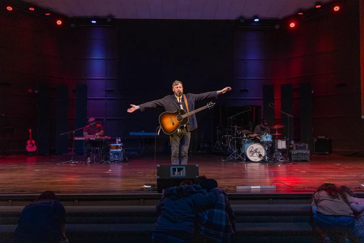 Ben Fuller on Stage Sharing Songs that encourage people in addiction